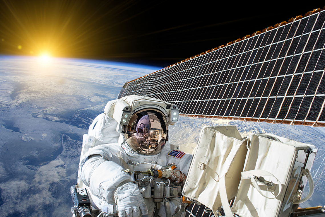 Derzeit wird im All getestet, ob sich die Dünnschichtproben als optische Solarreflektoren und Mehrschichtisolator-Folien eignen (Foto: stock.adobe.com/Jürgen Fälchle)
